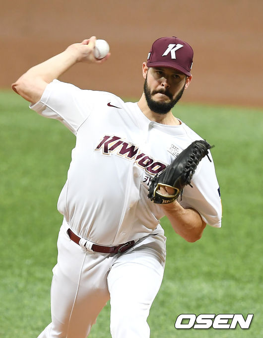 1회초 키움 브리검이 역투하고 있다. /youngrae@osen.co.kr 