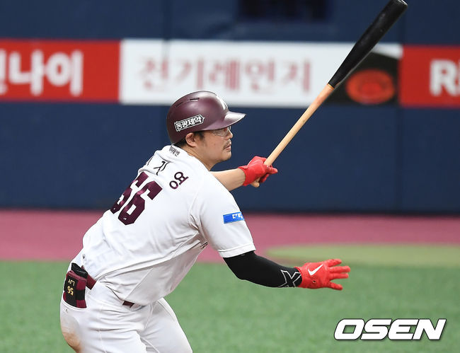 30일 오후 서울 고척스카이돔에서 '2020 신한은행 SOL KBO리그' 키움 히어로즈와 삼성 라이온즈의 경기가 열렸다.4회말 1사 키움 이지영이 안타를 치고 있다. /youngrae@osen.co.kr