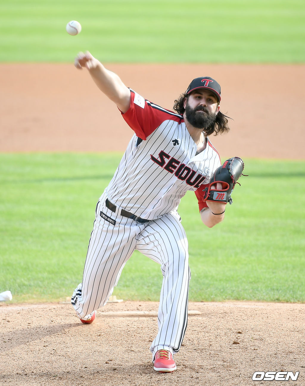30일 오후 서울 잠실야구장에서 ‘2020 신한은행 SOL KBO리그’ 두산 베어스와 LG 트윈스의 경기가 열렸다.1회초 LG 선발 켈리가 마운드에 올라 힘차게 공을 뿌리고 있다./ ksl0919@osen.co.kr