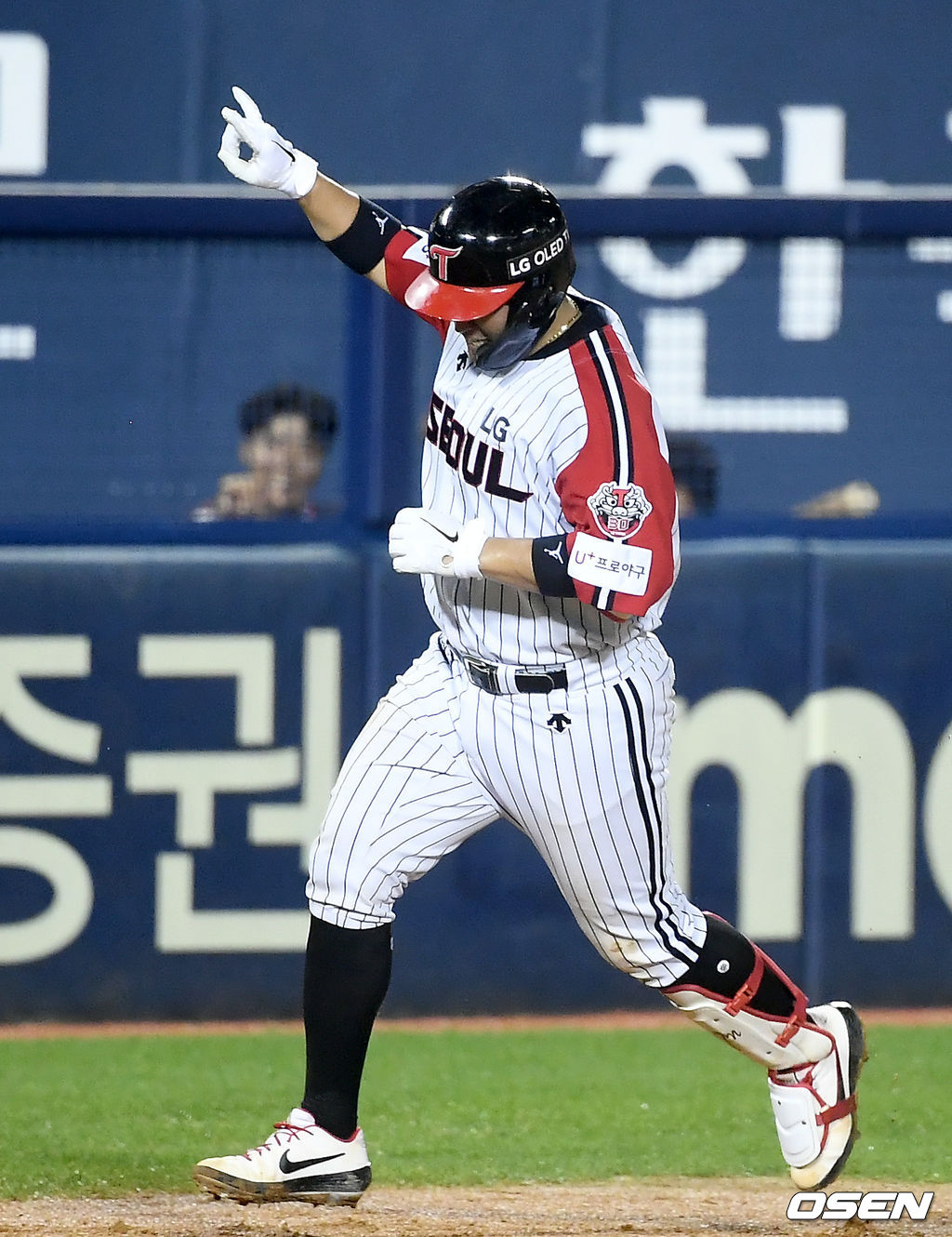 30일 오후 서울 잠실야구장에서 ‘2020 신한은행 SOL KBO리그’ 두산 베어스와 LG 트윈스의 경기가 열렸다.8회말 무사 LG 유강남이 1점 홈런을 날린 뒤 그라운드를 돌고 있다./ ksl0919@osen.co.kr