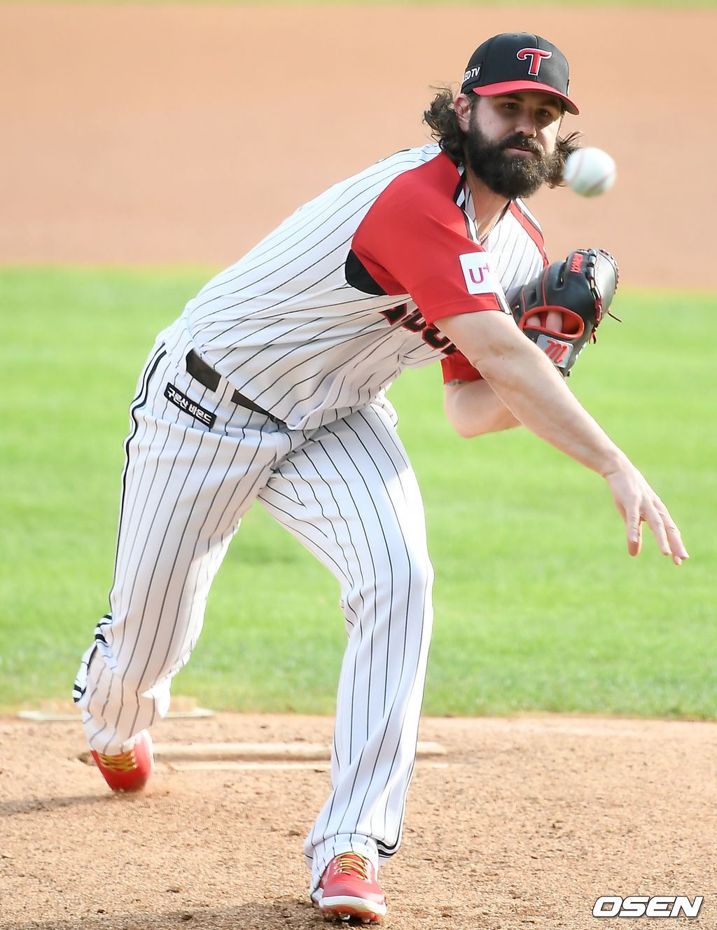30일 오후 서울 잠실야구장에서 ‘2020 신한은행 SOL KBO리그’ 두산 베어스와 LG 트윈스의 경기가 열렸다.1회초 LG 선발 켈리가 마운드에 올라 힘차게 공을 뿌리고 있다./ ksl0919@osen.co.kr