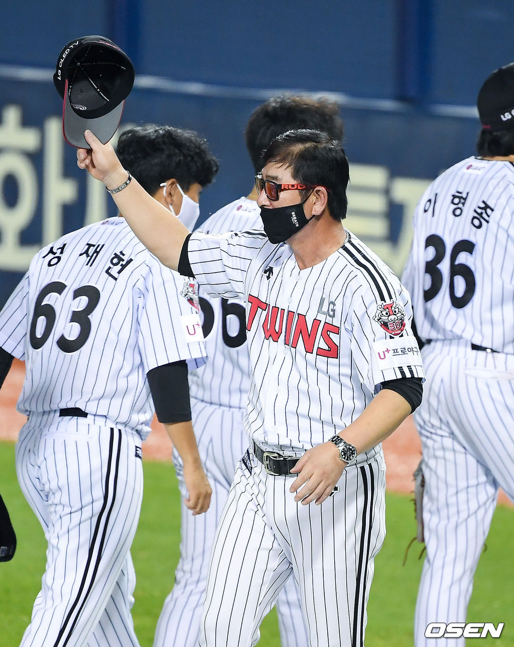 경기종료 후 LG 류중일 감독이 선수들에게 인사를 하고 있다  / soul1014@osen.co.kr