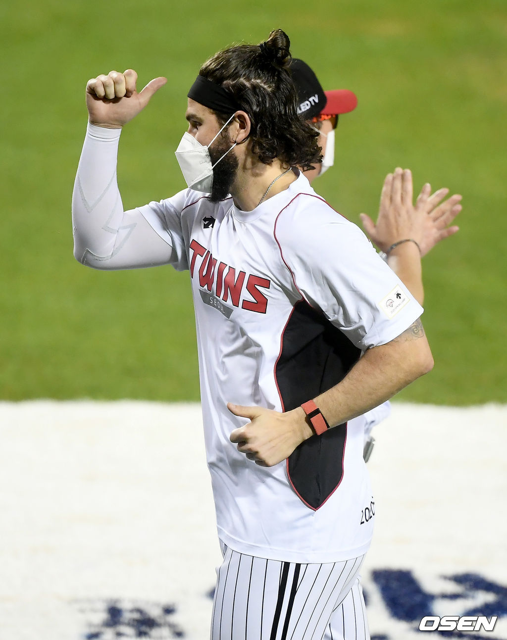 LG는 30일 서울 잠실구장에서 열린 ‘2020 신한은행 SOL KBO리그’ 팀간 13차전 서스펜디드 경기에서 5-5 무승부에 이어서 14차전에서는 4-1로 승리하며 4연승을 질주했다. 경기 종료 후 LG 켈리가 기뻐하고 있다./ ksl0919@osen.co.kr