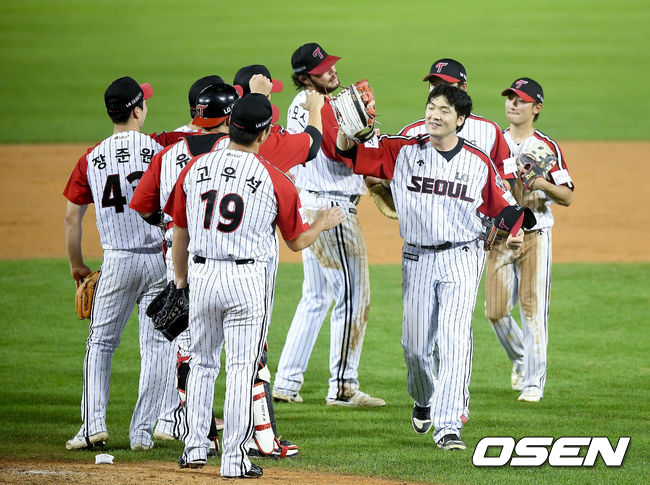 LG 트윈스가 갑작스럽게 내린 폭우에도 흔들리지 않고 4연승을 달성했다. LG는 30일 서울 잠실구장에서 열린 ‘2020 신한은행 SOL KBO리그’ 팀간 13차전 서스펜디드 경기에서 5-5 무승부에 이어서 14차전에서는 4-1로 승리하며 4연승을 질주했다. 경기 종료 후 LG 선수들이 기쁨을 나누고 있다./ ksl0919@osen.co.kr