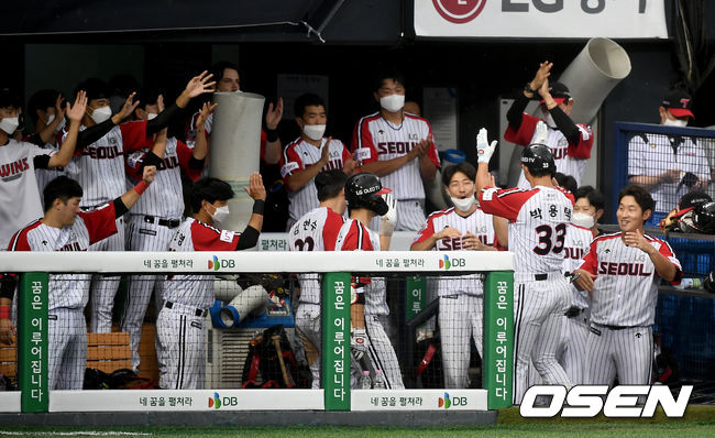 30일 오후 서울 잠실야구장에서 ‘2020 신한은행 SOL KBO리그’ 두산 베어스와 LG 트윈스의 경기가 열렸다.4회말 2사 1, 2루 LG 박용택이 1타점 적시타를 날린 뒤 더그아웃에서 선수들과 기쁨을 나누고 있다./ ksl0919@osen.co.kr