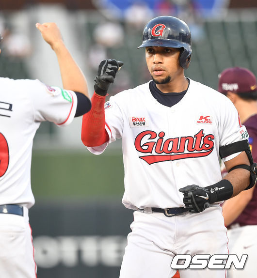 15일 오후 부산 사직야구장에서 ‘2020 신한은행 SOL KBO리그’ 롯데 자이언츠와 키움 히어로즈의 경기가 열렸다.7회말 2사 주자없는 상황 롯데 마차도가 안타를 날리고 1루에 안착해 오태근 코치와 인사를 나누고 있다. / dreamer@osen.co.kr