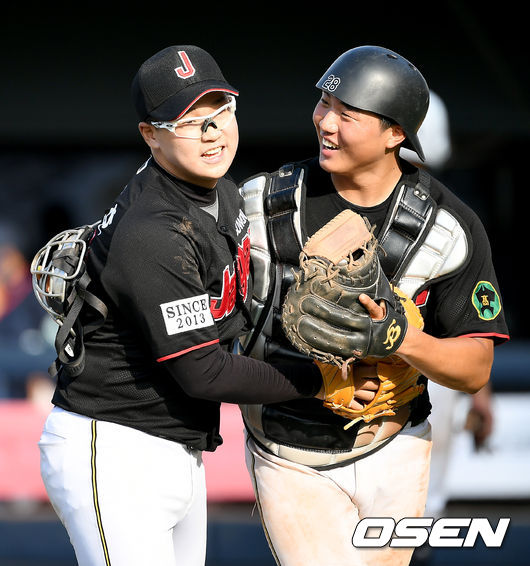 19일 오후 서울 양천구 목동야구장에서 ’54회 대통령배 전국고교 야구대회’ 장안고와 신일고의 8강전이 열렸다.6회초 종료 후 장안고 박지호와 손성빈이 기쁨을 나누며 더그아웃으로 이동하고 있다./ks0919@osne.co.kr