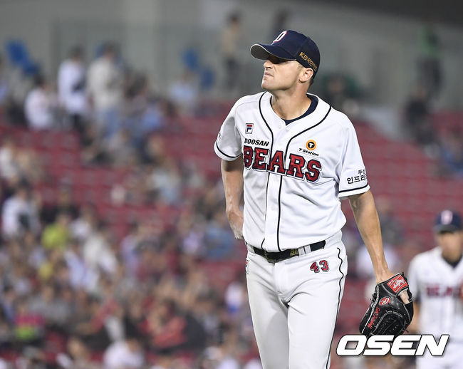 1일 오후 서울 잠실 야구장에서 '2019 신한은행 MY CAR KBO리그' 두산 베어스와 NC 다이노스의 경기가 열렸다.3회초 이닝을 마친 두산 후랭코프가 더그아웃으로 들어오고 있다. / youngrae@osen.co.kr