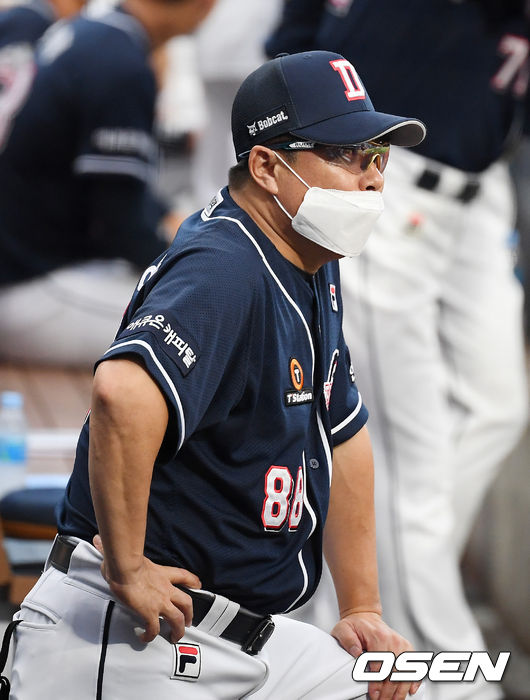 두산 김태형 감독이 덕아웃에서 경기를 주시하고 있다./ rumi@osen.co.kr