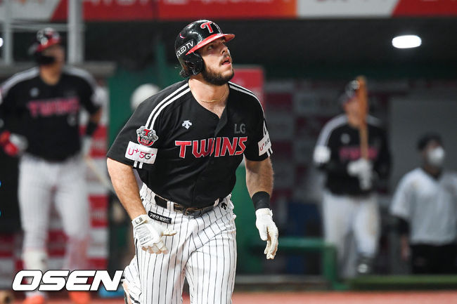 1일 오후 인천SK행복드림구장에서 2020 KBO리그 SK 와이번스와 LG 트윈스의 경기가 진행됐다. 4회초 무사 2,3루 LG 라모스가 3점 홈런을 날리고 타구를 바라보고 있다. 시즌 30호 홈런. / soul1014@osen.co.kr