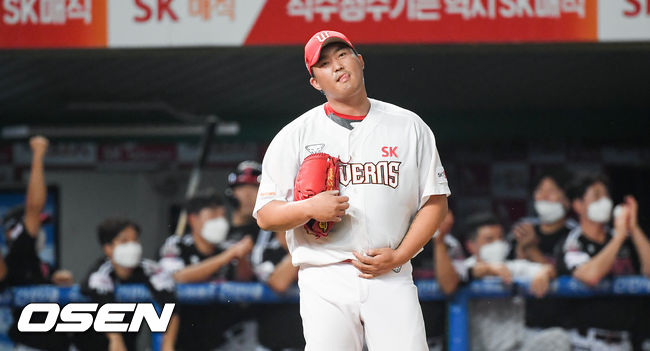 1일 오후 인천SK행복드림구장에서 2020 KBO리그 SK 와이번스와 LG 트윈스의 경기가 진행됐다. 4회초 무사 1,2루 송구실책으로 재역전 허용한 SK 김세현이 아쉬워하고 있다. / soul1014@osen.co.kr