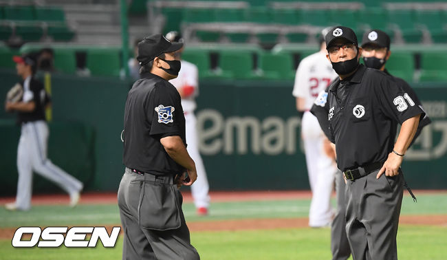 1일 오후 인천SK행복드림구장에서 2020 KBO리그 SK 와이번스와 LG 트윈스의 경기가 진행됐다. 7회말 2사 만루 SK 김성현의 3루수 앞 땅볼때 심판들이 모여 파울 판정 여부를 의논하고 있다. / soul1014@osen.co.kr