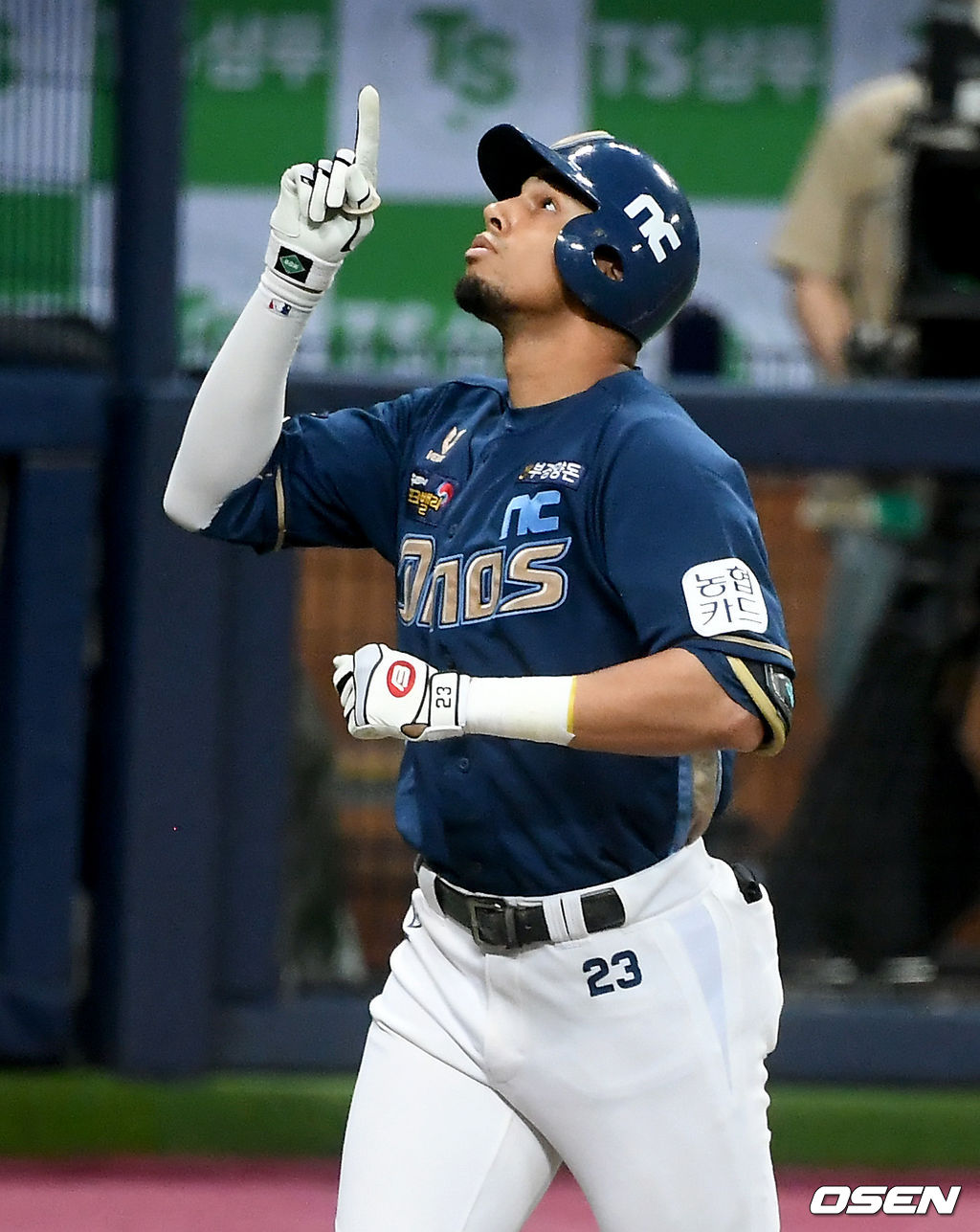 1일 서울 고척스카이돔에서 ‘2020 신한은행 SOL KBO리그’ 키움 히어로즈와 NC 다이노스의 경기가 열렸다.3회초 무사 1루 NC 알테어가 선취 2점 홈런을 날린 뒤 세레모니를 하고 있다./ksl0919@osen.co.kr