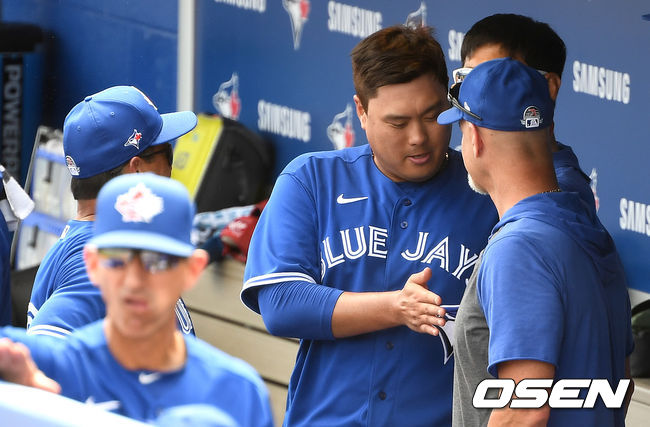 토론토 선발 류현진이 찰리 몬토요 감독과 대화를 나누고 있다. / dreamer@osen.co.kr