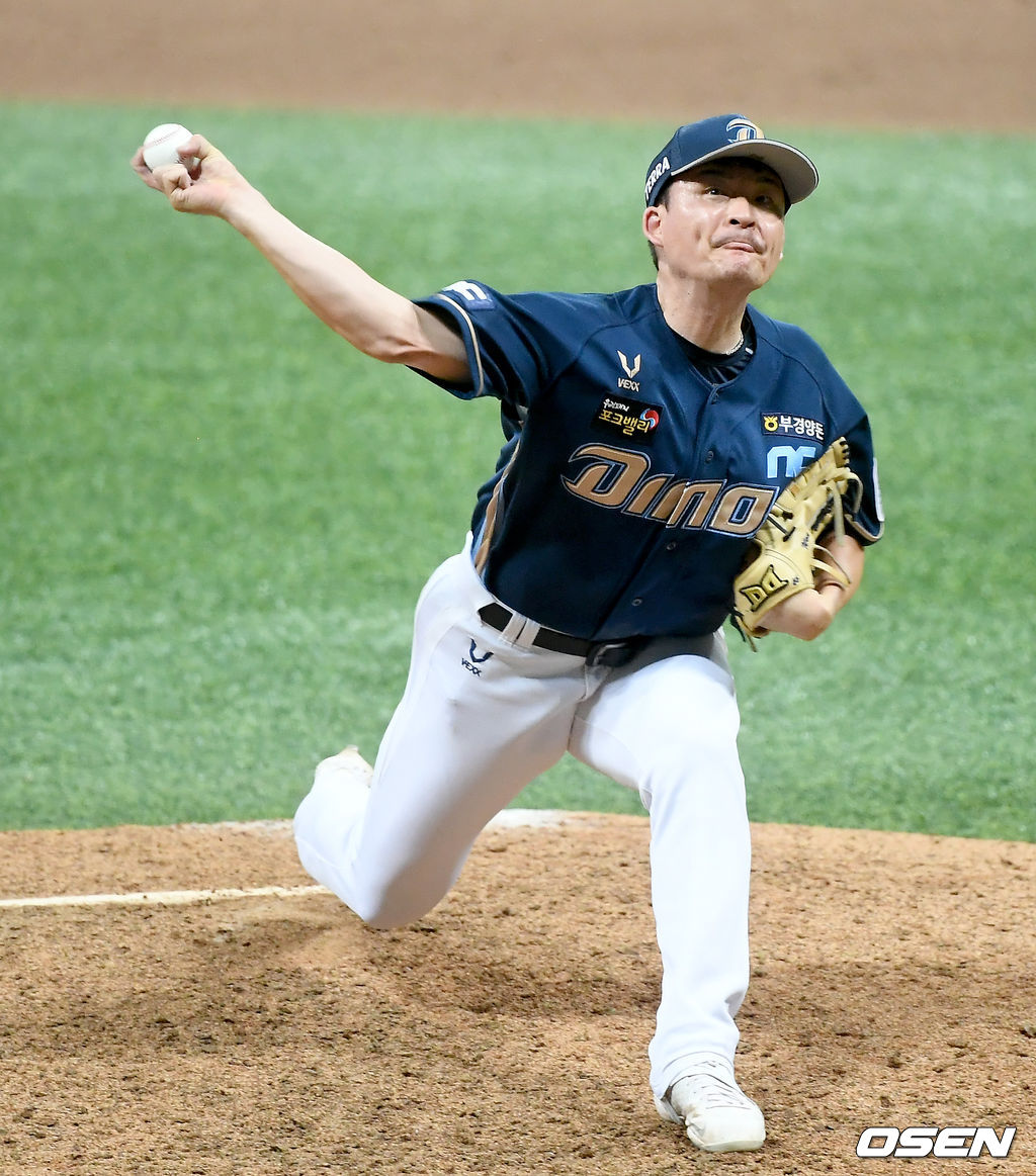 NC 다이노스 라이트(30)가 개인 3연승에 성공했다.라이트는 1일 서울 고척스카이돔에서 열린 ‘2020 신한은행 SOL KBO리그’ 키움 히어로즈와의 원정경기에 선발등판해 6이닝 4피안타 3탈삼진 2볼넷 2실점을 기록했다. 시즌 10번째 퀄리티스타트(6이닝 3자책 이하)를 달성하면서 시즌 9승을 수확했다. NC는 라이트의 호투에 힘입어 5-2로 승리하고 3연승을 질주했다. 라이트도 개인 3연승에 성공했다. 9회말 NC 원종현이 마운드에 올라 힘차게 공을 뿌리고 있다./ksl0919@osne.co.kr