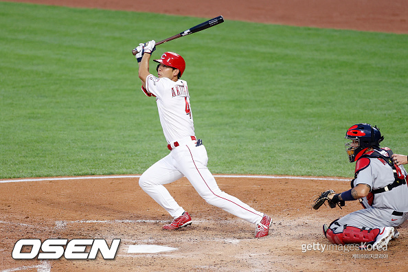 [사진] 3회 김광현 상대로 타격하는 아키야마 ⓒGettyimages(무단전재 및 재배포 금지)