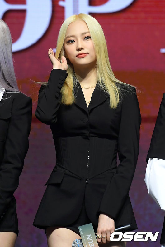 CLC 장예은이 머리를 매만지고 있다. /cej@osen.co.kr