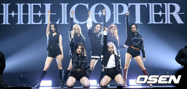  그룹 CLC(씨엘씨)의 새 싱글 'HELICOPTER(헬리콥터)' 발매 기념 쇼케이스가 2일 오후 서울 광진구 예스24 라이브홀에서 열렸다. CLC가 1년 만에 선보이는 신곡 'HELICOPTER(헬리콥터)'는 트랩 팝(Trap pop)과 EDM 파워하우스(EDM Powerhouse) 장르의 곡으로, '미래에 대한 호기심'이라는 화두를 던지며 CLC만의 해답을 찾아가는 여정을 그린 곡이다. CLC가 멋진 무대를 선보이고 있다. /cej@osen.co.kr