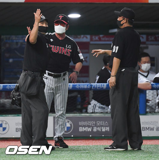 1일 오후 인천SK행복드림구장에서 2020 KBO리그 SK 와이번스와 LG 트윈스의 경기가 진행됐다. 7회말 2사 2,3루 LG 정우영 투수 교체때 자동고의4구 판정에 LG 류중일 감독이 항의하고 있다. / soul1014@osen.co.kr
