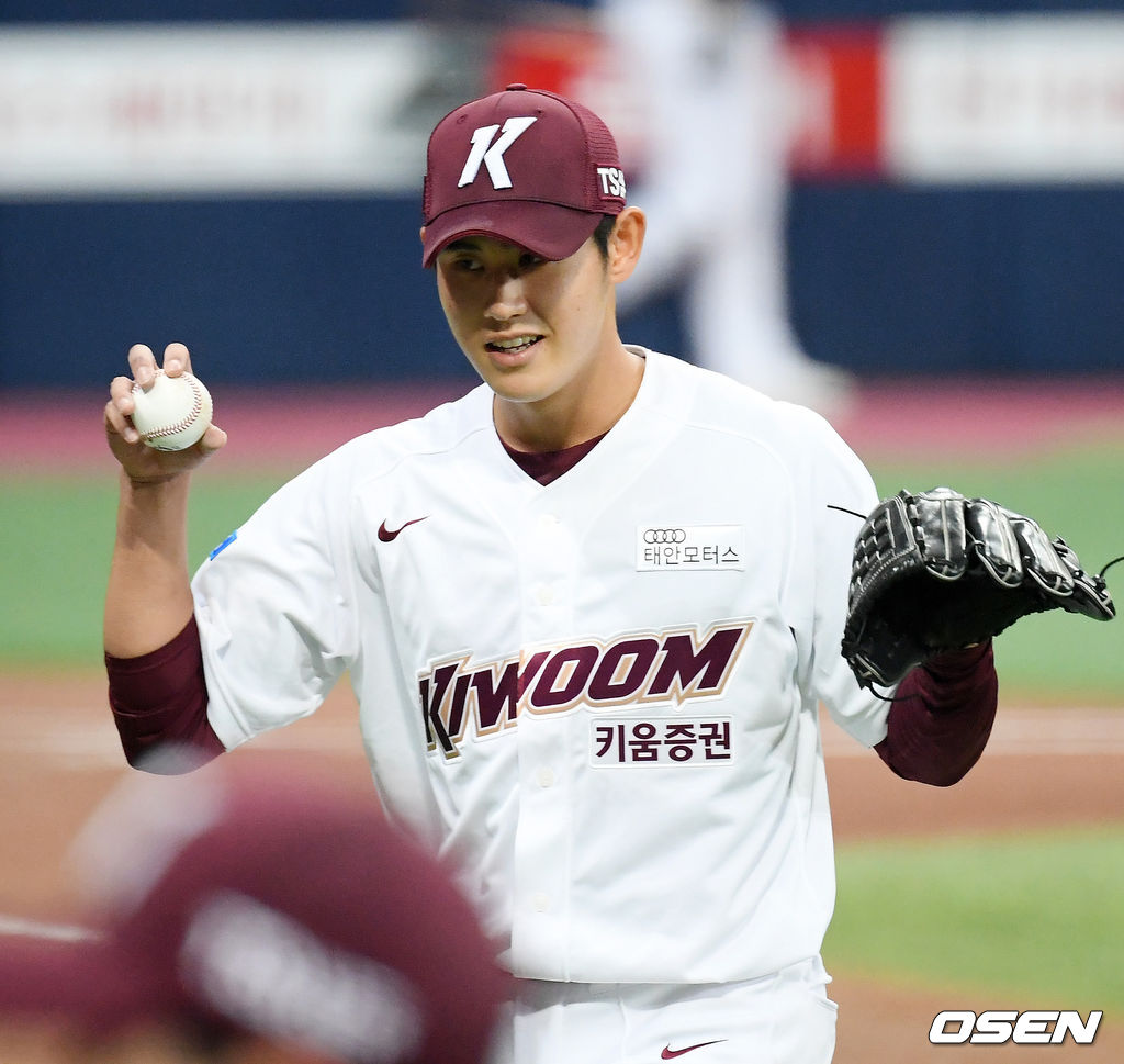 5회초를 마친 키움 선발 조영건이 덕아웃으로 들어가며 미소짓고 있다. /rumi@osen.co.kr