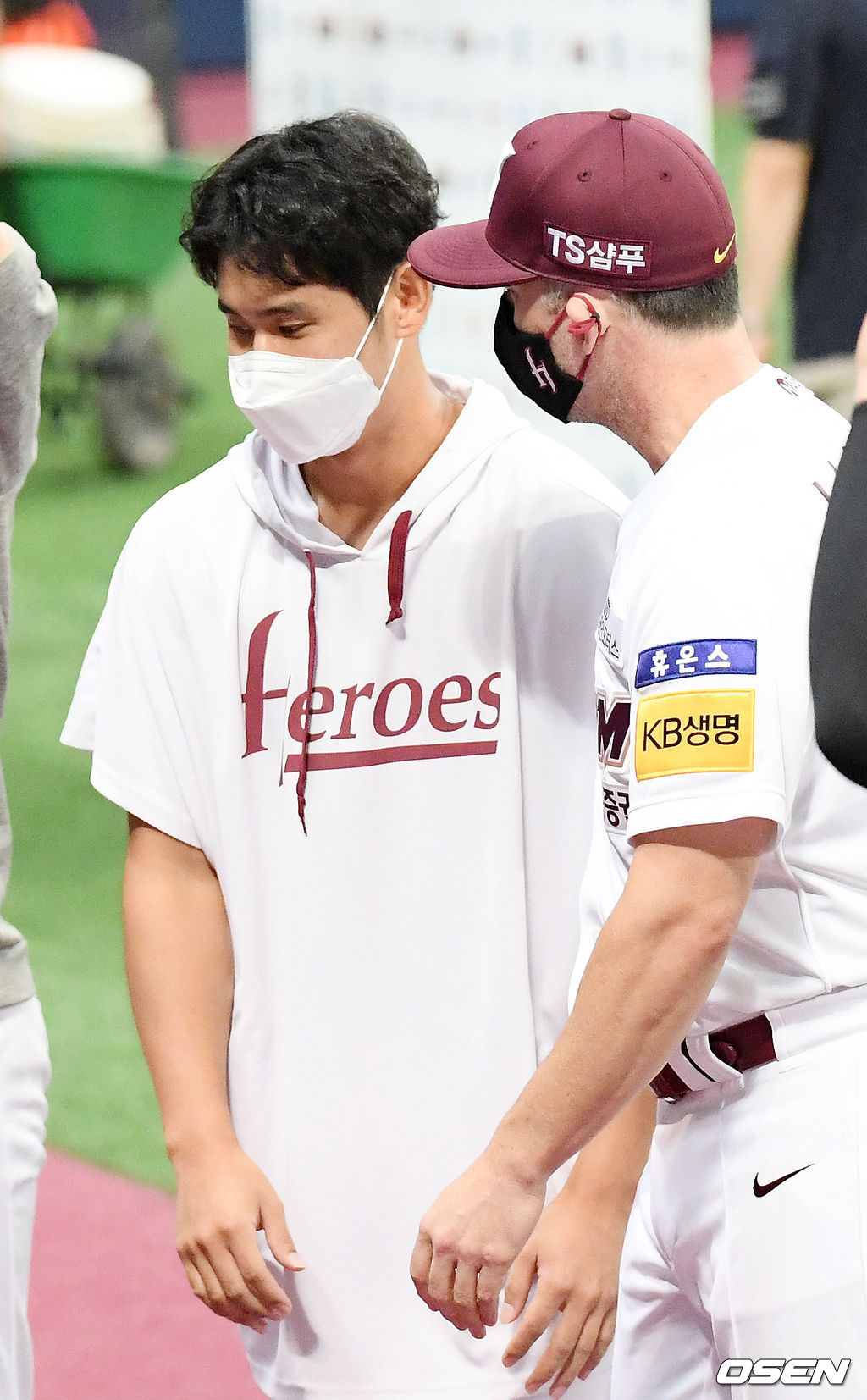 경기를 마치고 키움 승리투수 조영건이 나이트 투수 코치에게 축하를 받고 있다. /rumi@osen.co.kr