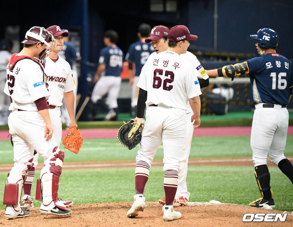 2일 오후 서울 고척스카이돔에서 '2020 신한은행 SOL KBO리그' 키움 히어로즈와 NC 다이노스의 경기가 열렸다. 이 날 경기에서 키움은 6-4로 승리, 지난 1일 경기에서 패하며 1위 NC와의 격차가 2.5게임차까지 벌어졌던 2위 키움은 이날 승리로 지난 경기 패배를 설욕하고 다시 1.5게임차로 NC를 추격하는데 성공했다. 경기를 마치고 키움 선수들이 마운드 위에서 축하를 나눌때 김하성이 NC 모창민의 축하를 받고 있다. /rumi@osen.co.kr