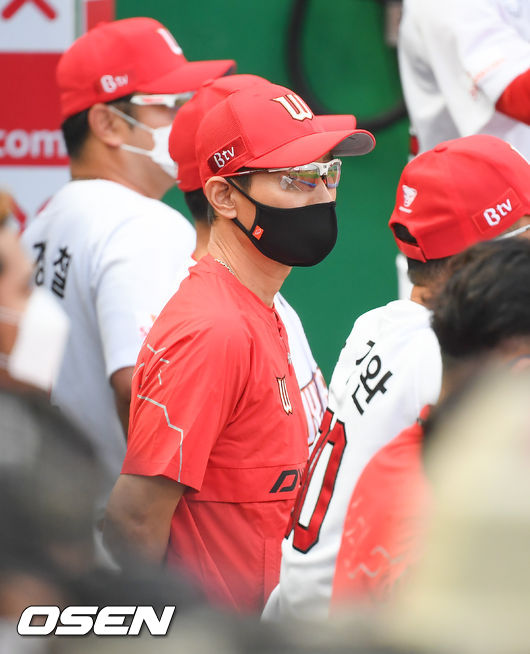 1일 오후 인천SK행복드림구장에서 2020 KBO리그 SK 와이번스와 LG 트윈스의 경기가 진행된다. 2달만에 현장 복귀한 SK 염경엽 감독이 경기를 지켜보고 있다.  / soul1014@osen.co.kr