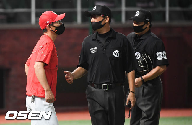 1일 오후 인천SK행복드림구장에서 2020 KBO리그 SK 와이번스와 LG 트윈스의 경기가 진행됐다. 7회말 2사 만루 SK 김성현의 내야땅볼 판정에 SK 염경엽 감독이 항의하고 있다 / soul1014@osen.co.kr