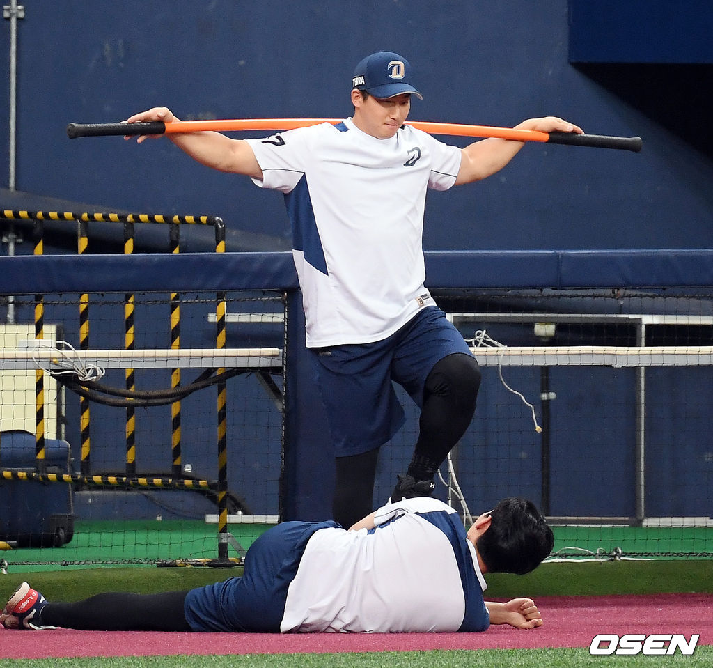 NC 나성범이 그라운드 위에서 곤봉으로 훈련을 하고 있다. /rumi@osen.co.kr