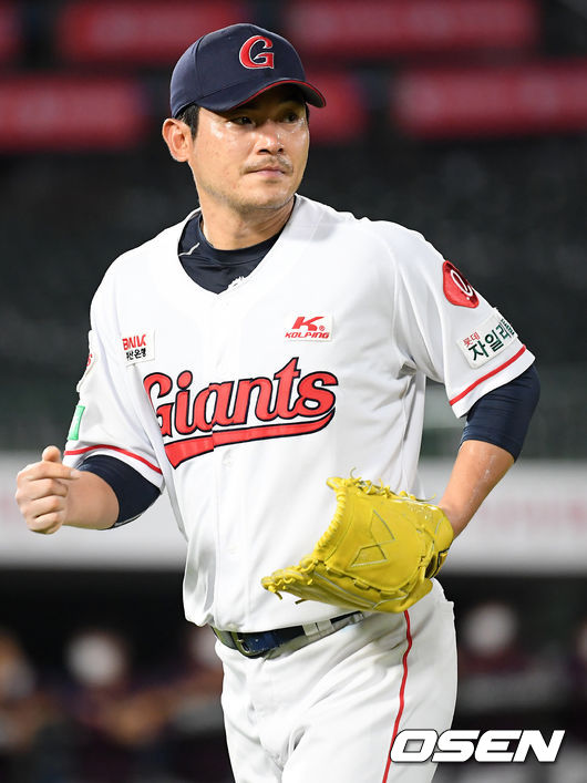 5회초 1사 주자 1,2루 키움 변상권 타석에서 롯데 선발 노경은이 교체되고 있다. /rumi@osen.co.kr