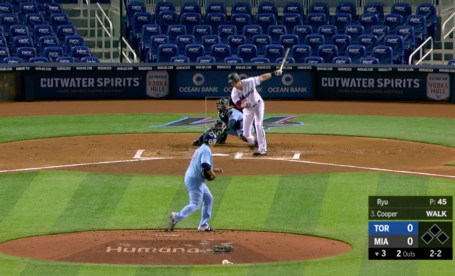 [사진] 3회말 67마일 커브로 쿠퍼를 삼진 잡은 류현진 /MLB TV 중계 캡처