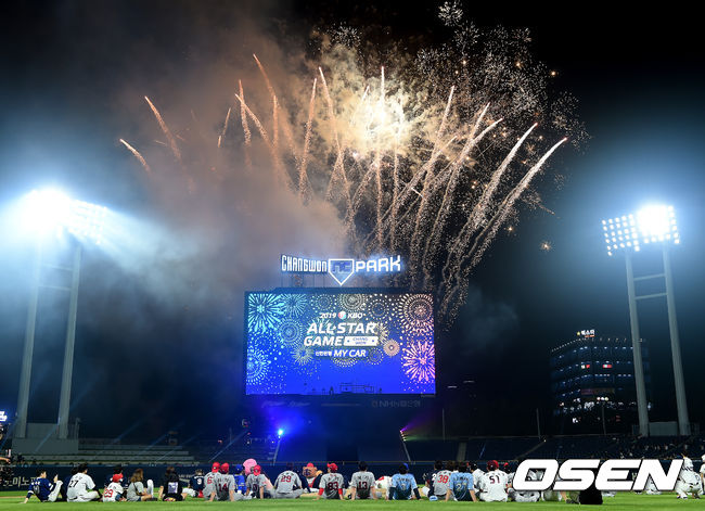 드림 올스타는 21일 창원NC파크에서 열린 2019 신한은행 MY CAR KBO리그 올스타전서 9-7로 승리했다. 한동민은 결승타를 포함해 5타수 4안타 5타점 1득점으로 최고의 활약을 뽐냈다. 올스타전 종료 후 올스타 선수들이 촉죽을 바라보고 있다. /youngrae@osen.co.kr