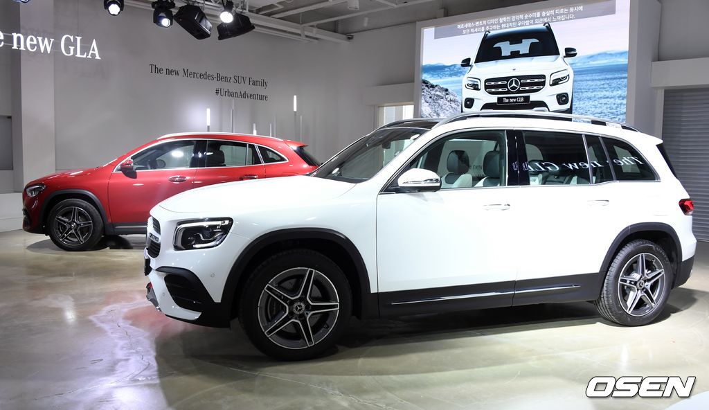 메르세데스-벤츠 더 뉴 GLB. 왼쪽은 GLA. 