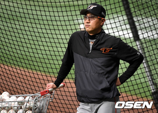 한화 최원호 감독대행이 선수들의 훈련을 지켜보고 있다. / dreamer@osen.co.kr