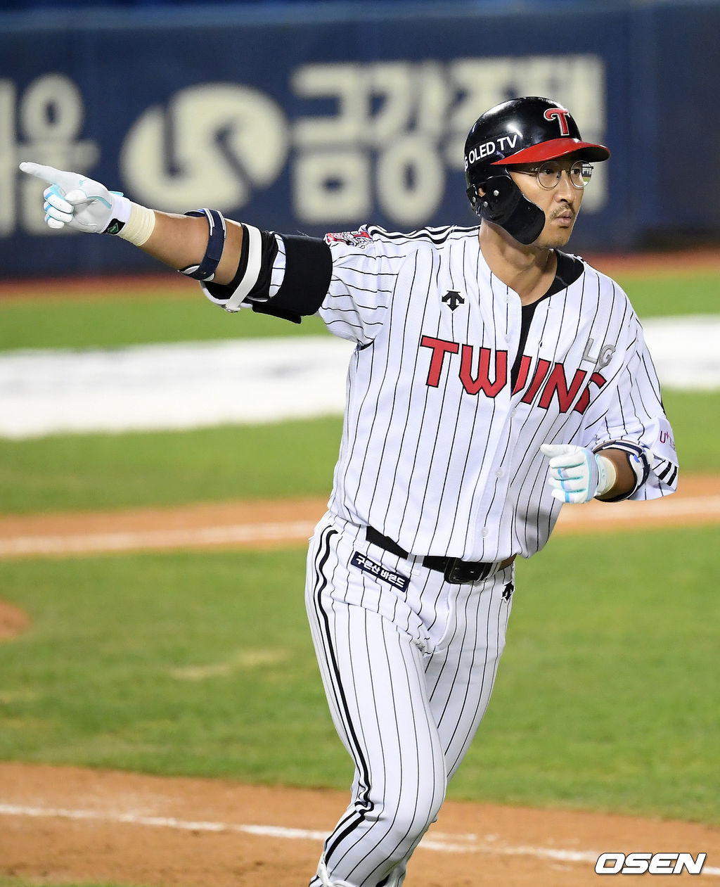 8회말 2사 주자 1,3루 LG 박용택이 역전 스리런 홈런을 날리고 있다./ rumi@osen.co.kr