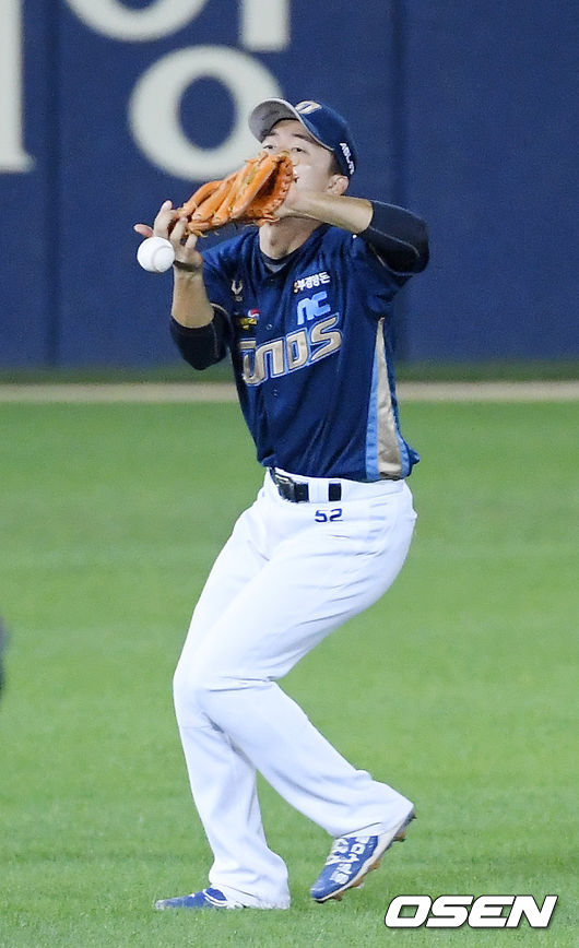 8회말 1사 1루 LG 유강남의 평범한 뜬공을 NC 유격수 노진혁이 실책을 범하며 잡지 못하고 있다./ rumi@osen.co.kr