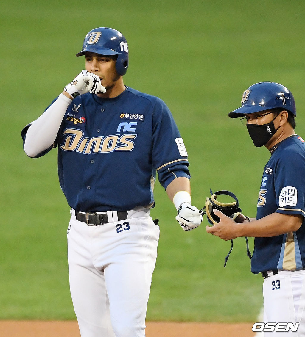 1회초 2사 주자 1,2루 NC 알테어가 유격수 앞 선취 1타점 적시타를 날린 후 1루에서 사인을 보내고 있다./ rumi@osen.co.kr