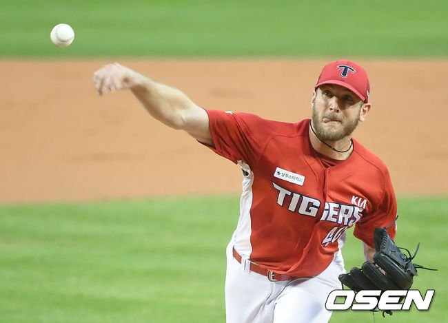 26일 서울 잠실야구장에서 ‘2020 신한은행 SOL KBO리그’ 두산 베어스와 KIA 타이거즈의 경기가 열렸다.1회말 KIA 선발투수 가뇽이 마운드에 올라 힘차게 공을 뿌리고 있다./ksl0919@osen.co.kr