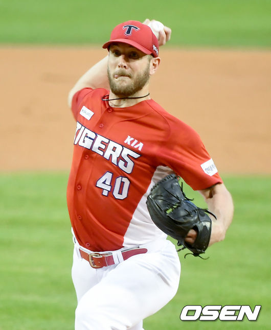 26일 서울 잠실야구장에서 ‘2020 신한은행 SOL KBO리그’ 두산 베어스와 KIA 타이거즈의 경기가 열렸다.1회말 KIA 선발투수 가뇽이 마운드에 올라 힘차게 공을 뿌리고 있다./ksl0919@osen.co.kr