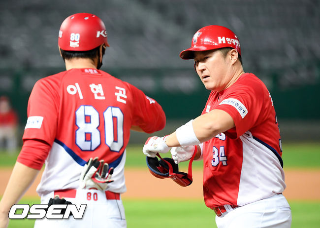 7회초 KIA 선두타자 최형우가 안타를 날린뒤 이현곤 1루 코치와 하이파이브를 하고 있다. / soul1014@osen.co.kr