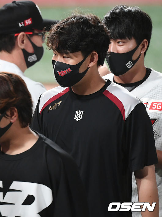 3일 오후 수원 KT위즈파크에서 ‘2020 신한은행 SOL KBO 리그’ KT 위즈와 SK 와이번스의 경기가 열렸다.이날 경기는 KT 위즈가 SK 와이번스를 상대로 6-2로 승리했다.경기 종료 후 KT 소형준이 코치진과 기쁨을 나누며 더그아웃으로 이동하고 있다./ksl0919@osen.co.kr