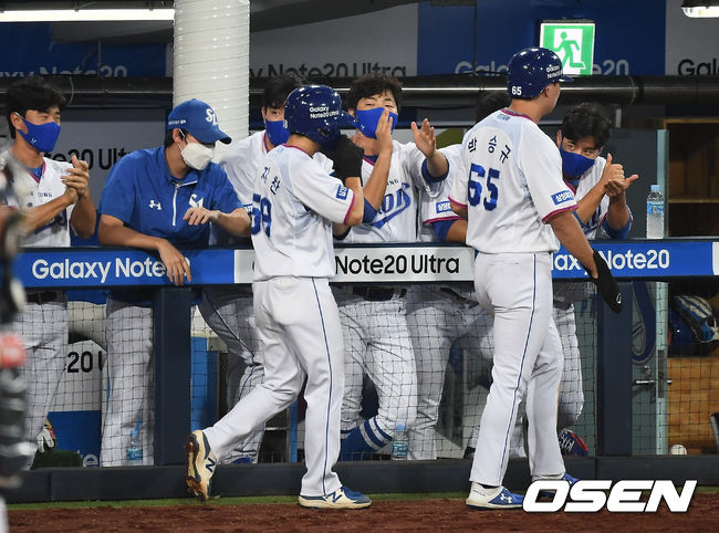 3일 오후 대구 삼성라이온즈파크에서 '2020 신한은행 SOL KBO리그' 삼성 라이온즈와 두산 베어스의 경기가 열렸다.6회말 1사 2,3루 삼성 박승규와 김지찬이 김상수의 적시타로 득점을 올린 뒤 기뻐하고 있다. /youngrae@osen.co.kr