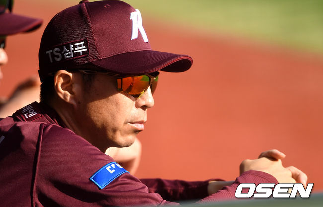 손혁 감독이 그라운드를 응시하고 있다. / dreamer@osen.co.kr