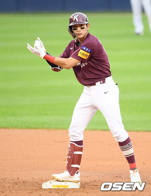 이정후가 우중전 2루타를 때려낸 뒤 세리머니를 하고 있다. /cej@osen.co.kr 