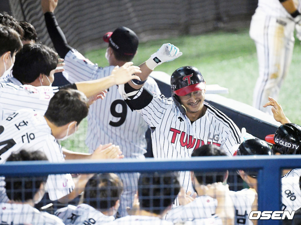 8회말 2사 주자 1,3루 LG 박용택이 역전 스리런 홈런을 날린 후 덕아웃에서 춤을 추고 있다./ rumi@osen.co.kr