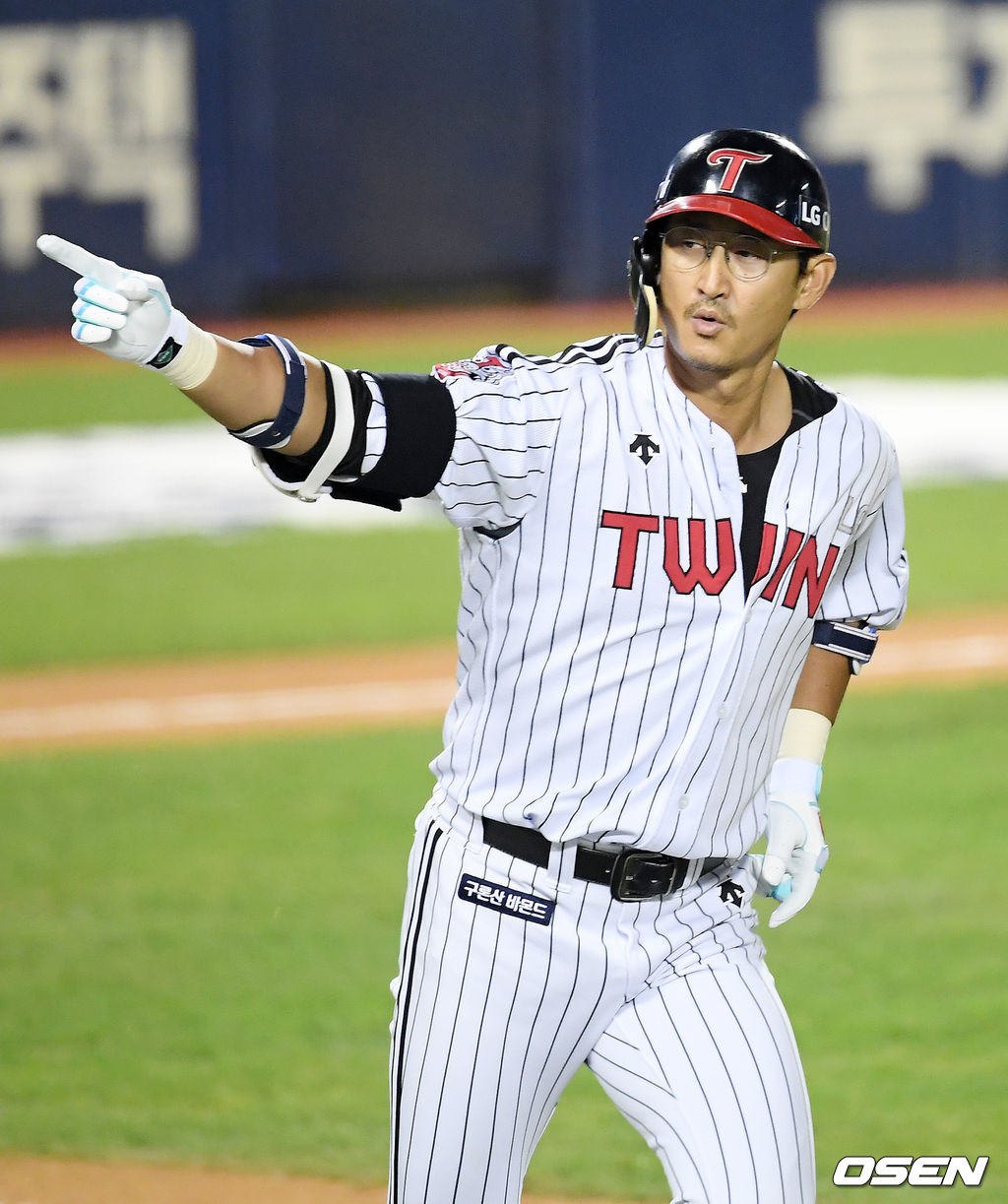 8회말 2사 주자 1,3루 LG 박용택이 역전 스리런 홈런을 날리고 있다./ rumi@osen.co.kr