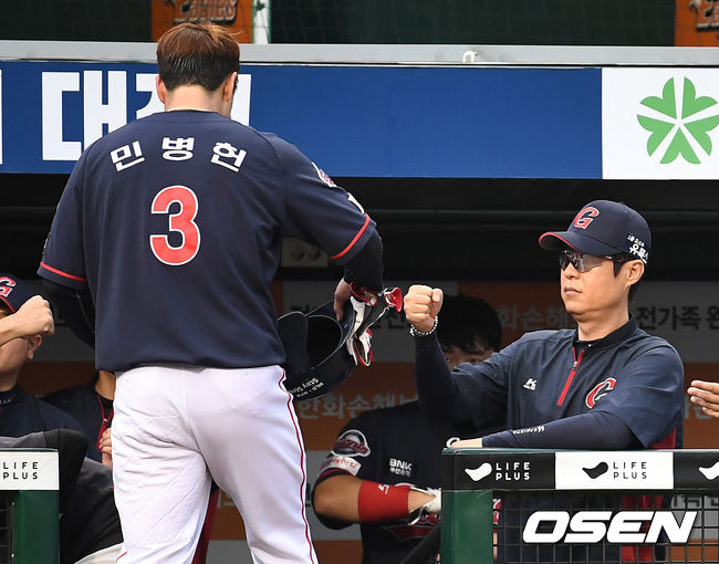 3회초 1사 2루 상황 롯데 손아섭의 동점 1타점 2루타 때 홈을 밟은 민병헌이 허문회 감독과 인사를 나누고 있다. / dreamer@osen.co.kr