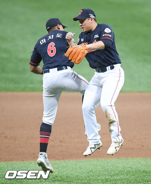 경기종료 후 롯데 마차도와 안치홍이 승리의 세리머니를 하고 있다.  / soul1014@osen.co.kr