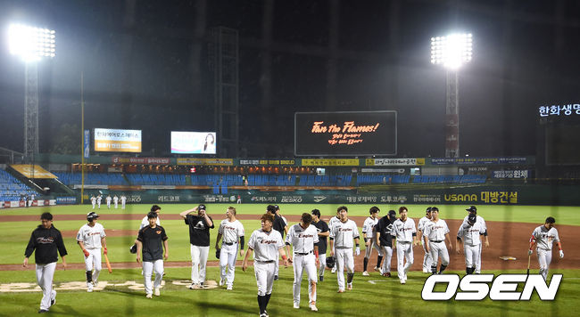 한화 선수단이 더그아웃으로 들어가고 있다. /youngrae@osen.co.kr