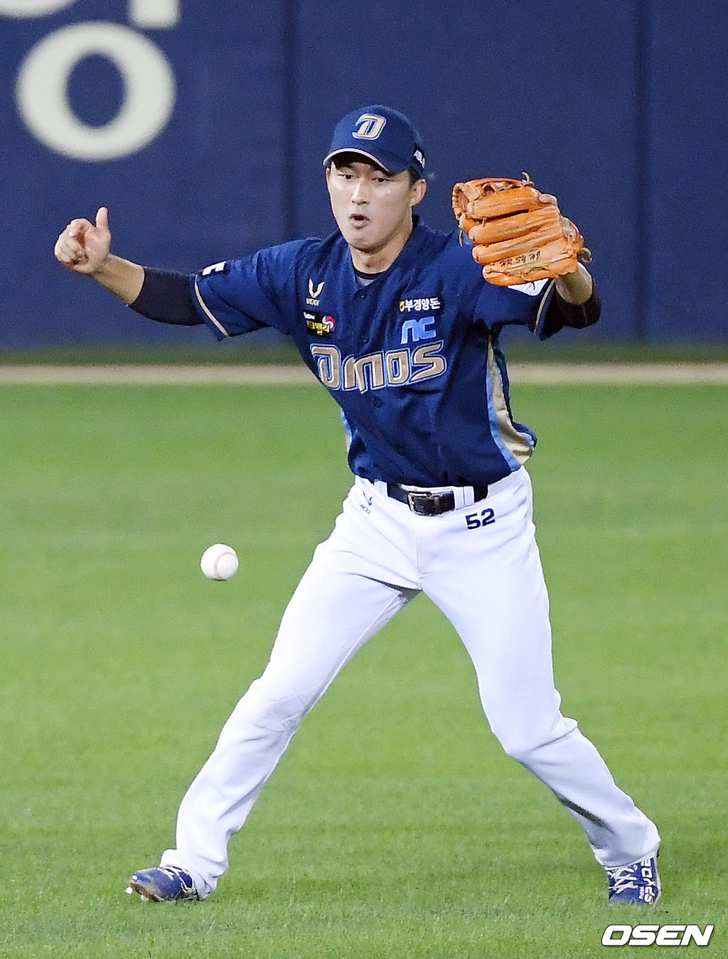 8회말 1사 1루 LG 유강남의 평범한 뜬공을 NC 유격수 노진혁이 실책을 범하며 잡지 못하고 있다./ rumi@osen.co.kr